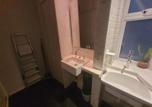 a bathroom with a sink and a mirror at SUH Leme 04 Studio Comfort in Rio de Janeiro +15 photos