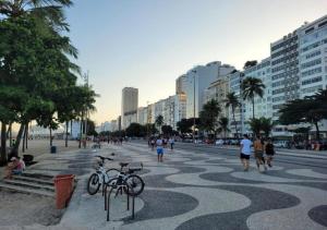 a group of people walking on a city street at SUH Leme 04 Studio Comfort in Rio de Janeiro