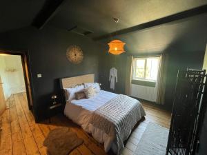 a bedroom with a bed and a window at Copper Cottage in Devizes