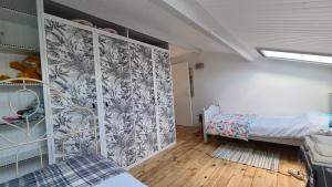 a bedroom with a wall with a mural at L'annexe des Iris in Chaponost