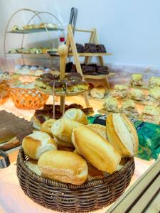 ein Tisch mit einem Korb mit Brot und Gebäck in der Unterkunft Missal Hotel in Aparecida