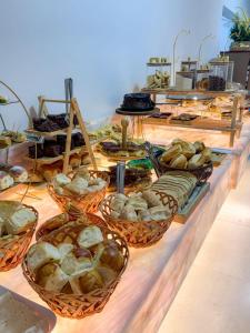 ein Buffet mit vielen verschiedenen Brotsorten und Gebäck in der Unterkunft Missal Hotel in Aparecida