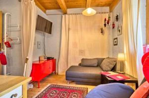 a living room with a couch and a table at Grashöfle in Höhenbrunn