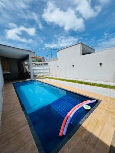 a swimming pool with a red and blue at Casa Perfeita Paracuru in Paracuru