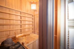 a walk in sauna with a bucket in it at Hôtel Théorème in Paris +40 photos