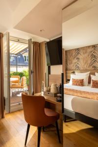 a hotel room with a bed and a desk at Hôtel Théorème in Paris