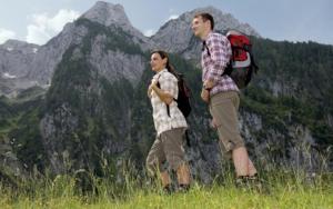 Ein Mann und eine Frau, die auf einem Berg wandeln in der Unterkunft Komfortzimmer Widauer in Ebbs