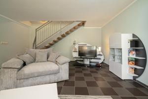 a living room with a couch and a tv at Ferienhaus Träumerei am Plauer See in Alt Schwerin