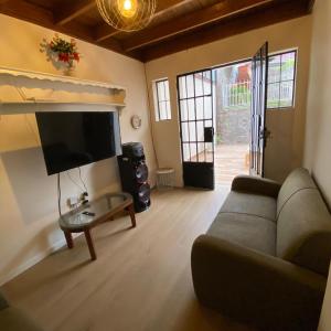 a living room with a couch and a flat screen tv at La casa del cuadro in Lima