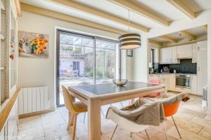 a kitchen with a dining room table and chairs at Maison Françoise in Monpazier