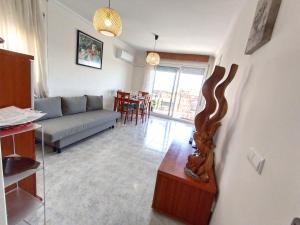 una sala de estar con un sofá y una mesa en CUNIT PLaYA, en Cunit 23 fotos más