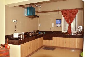 Una cocina o zona de cocina en Hotel GVS Residency