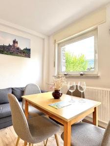 ein Esszimmer mit Tisch und Stühlen und einem Fenster in der Unterkunft Hill-Suite in Cochem