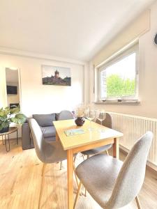 ein Wohnzimmer mit Tisch und Stühlen in der Unterkunft Hill-Suite in Cochem