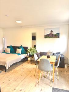 ein Zimmer mit einem Bett, einer Couch und einem Tisch in der Unterkunft Hill-Suite in Cochem