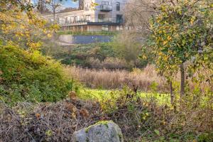 a garden with a building in the background at Cozy house with garden in Odense