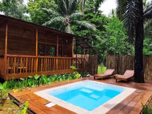 ein Haus mit Swimmingpool auf einer Holzterrasse in der Unterkunft Vila Anambo in Monteforte