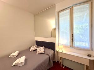 a small bedroom with a bed and a window at Excelsior Relaxing Apartment in Levanto