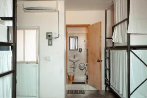 a room with a bunk bed and a bathroom at Puerto Dreams H in Puerto Escondido