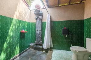 Ένα μπάνιο στο Kubuku Eco Dive Lodge and Yoga