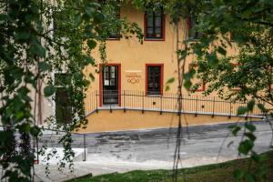 a building with a balcony in front of it at Hotel Cittadellarte in Biella