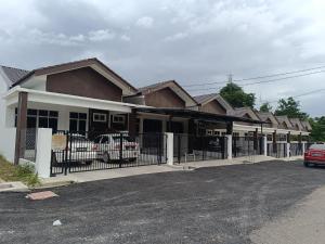 a building with cars parked in a parking lot at D'Berang Rumah Singgah in Kuala Berang
