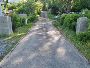 an empty road with a gate in the middle at Haby House Old in Skene +86 photos