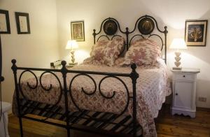 a bedroom with a bed and two lamps at Villa Ca' dei Tigli in Porretta Terme