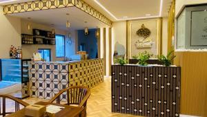 a restaurant with a table and chairs in a room at Summit Hotel Suites - القمة للأجنحة الفندقيه in Seeb