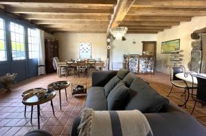 ein Wohnzimmer mit Sofa und ein Esszimmer in der Unterkunft Elissabide in Espès - Undurein