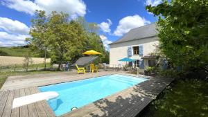 ein Haus mit einem Swimmingpool davor in der Unterkunft Elissabide in Espès - Undurein