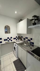 a kitchen with a washing machine and a sink at Studio Mirepoix in Mirepoix