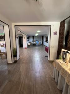 a hallway with a dining room and a living room at Domeniul La Mosie in Slimnic