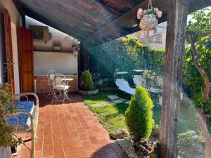 a patio with a table and chairs and a fence at daNilomare in Marcelli