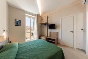 a bedroom with a green bed and a window at Casa Amarantia-Appartamento 1 in Noto
