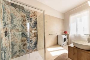 a bathroom with a shower and a sink at Casa Amarantia-Appartamento 1 in Noto