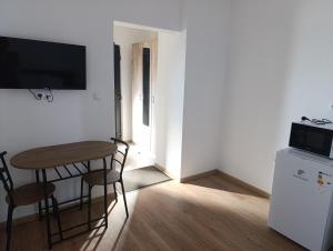 a small room with a table and a small refrigerator at Prenociste Gradiska in Bosanska Gradiška