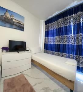 a living room with a couch and a tv at Venice Night 11 in Mestre