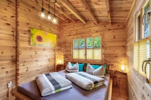 a room with a bed in a log cabin at Adler Sommerhaus Oderwitz in  Oderwitz