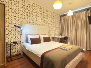 a bedroom with a large bed in a room at Quarto Bica Central in Lisbon