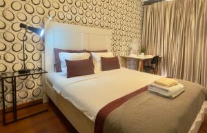a bedroom with a large bed and a desk at Quarto Bica Central in Lisbon +2 photos