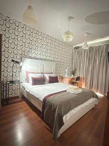 a bedroom with a large bed in a room at Quarto Bica Central in Lisbon