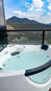 ein Whirlpool mit Blick auf die Wüste in der Unterkunft Capsule Mountain in Lagunillas