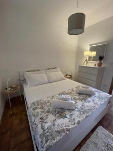 a bedroom with a bed with two towels on it at Villa Tommi a due passi dal mare in Fontane Bianche