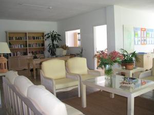 ein Wohnzimmer mit einem Tisch, Stühlen und einem Tisch in der Unterkunft La Villa in El Paso