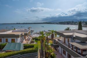a view of the beach from a house at Villa Tommi a due passi dal mare in Fontane Bianche