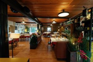 a dining room with tables and chairs in a restaurant at Hotel Casa da Nora in Leiria