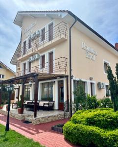 a building with a balcony on the front of it at Pensiunea Tirol Baile Felix in Baile Felix