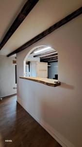 une pièce vide avec un mur comportant une arche. dans l'établissement Mas els Munts, à Vilanova de Sau