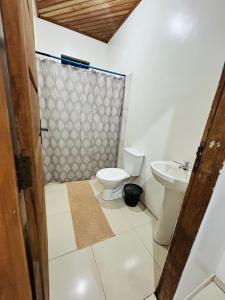 a bathroom with a toilet and a sink at Casa grande perfeita para grupos em Macapá in Macapá